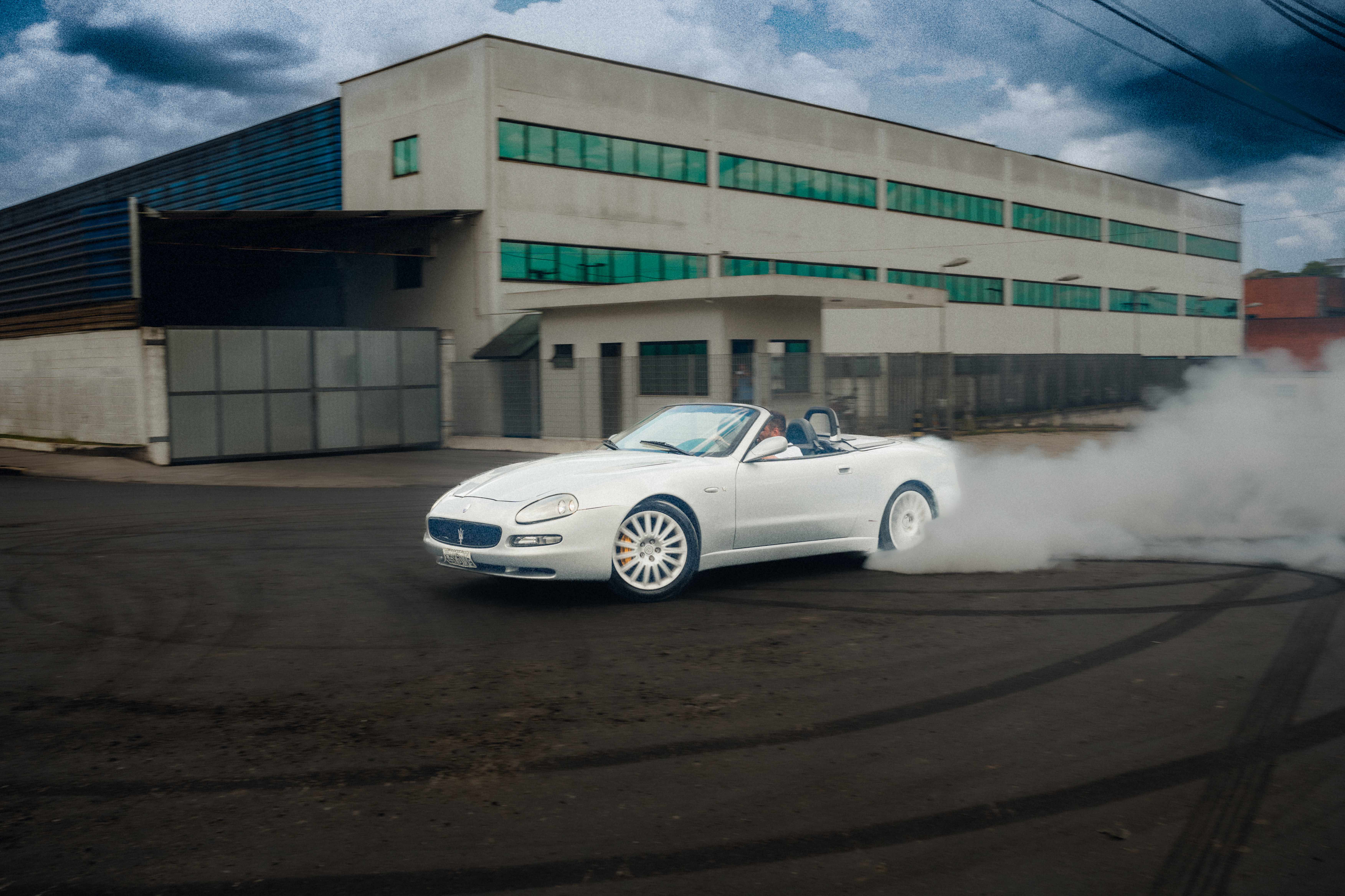 Encontro de carros com pessoas reunidas